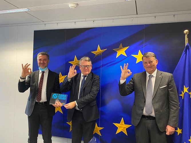 Bombardieri incontra a Bruxelles il Commissario europeo Schmit Il leader UIL: «abbiamo chiesto impegni e provvedimenti su salute e sicurezza e su delocalizzazioni»